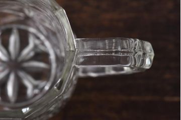 アンティーク雑貨　イギリスビンテージ　波型のデザインが可憐なガラスピッチャー(ジャグ)