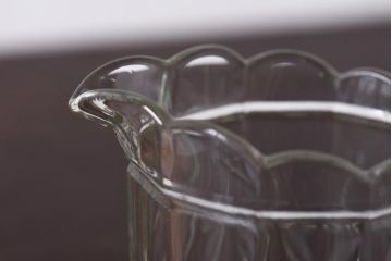 アンティーク雑貨　イギリスビンテージ　波型のデザインが可憐なガラスピッチャー(ジャグ)