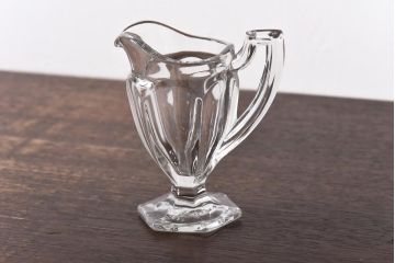 アンティーク雑貨　イギリスビンテージ　上品な雰囲気が漂うガラスピッチャー(ジャグ)