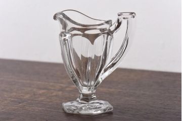 アンティーク雑貨　イギリスビンテージ　上品な雰囲気が漂うガラスピッチャー(ジャグ)