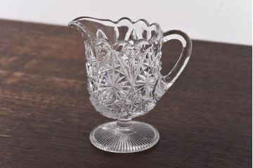 アンティーク雑貨　イギリスビンテージ　カスタードカップのような形のガラスピッチャー(ジャグ)