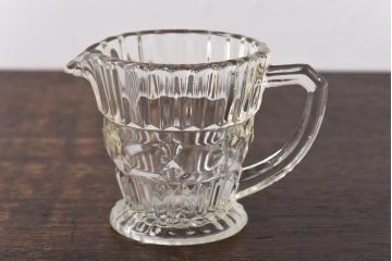 アンティーク雑貨　イギリスビンテージ　波打つようなデザインのガラスピッチャー(ジャグ)
