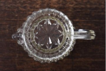 アンティーク雑貨　イギリスビンテージ　波打つようなデザインのガラスピッチャー(ジャグ)