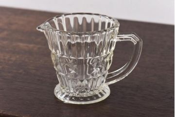 アンティーク雑貨　イギリスビンテージ　波打つようなデザインのガラスピッチャー(ジャグ)