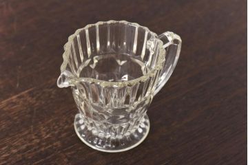 アンティーク雑貨　イギリスビンテージ　波打つようなデザインのガラスピッチャー(ジャグ)