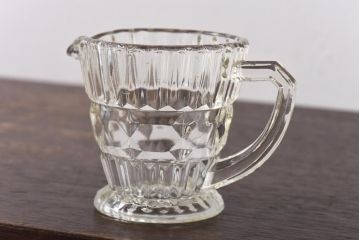 アンティーク雑貨　イギリスビンテージ　波打つようなデザインのガラスピッチャー(ジャグ)