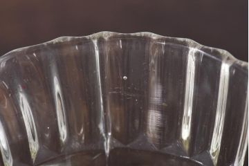 アンティーク雑貨　イギリスビンテージ　波打つようなデザインのガラスピッチャー(ジャグ)