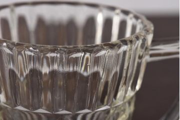 アンティーク雑貨　イギリスビンテージ　波打つようなデザインのガラスピッチャー(ジャグ)