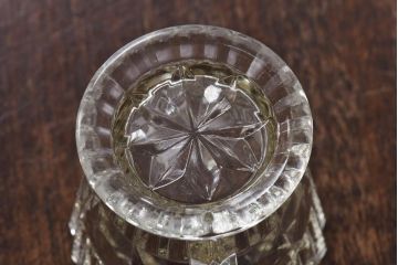 アンティーク雑貨　イギリスビンテージ　波打つようなデザインのガラスピッチャー(ジャグ)