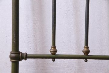 ビンテージ家具　イギリスビンテージ　無骨な風合いが格好の良いアイアンベッドフレーム