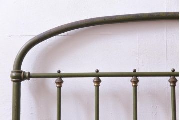 ビンテージ家具　イギリスビンテージ　無骨な風合いが格好の良いアイアンベッドフレーム