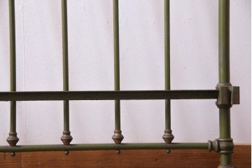 ビンテージ家具　イギリスビンテージ　無骨な風合いが格好の良いアイアンベッドフレーム
