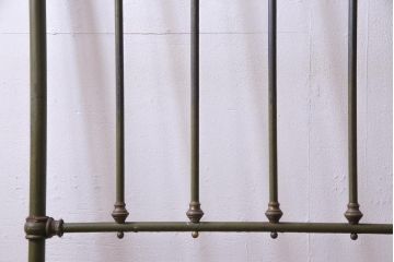 ビンテージ家具　イギリスビンテージ　無骨な風合いが格好の良いアイアンベッドフレーム