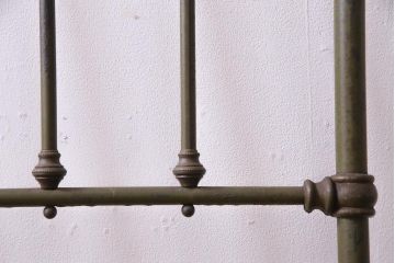 ビンテージ家具　イギリスビンテージ　無骨な風合いが格好の良いアイアンベッドフレーム