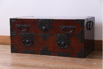 中古　仙台箪笥　熊野洞　ケヤキ材　玉杢　繊細かつ迫力溢れる金具が魅力の整理箪笥(ローボード)