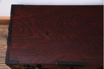 中古　仙台箪笥　熊野洞　ケヤキ材　玉杢　繊細かつ迫力溢れる金具が魅力の整理箪笥(ローボード)