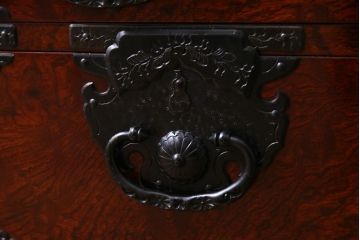 中古　仙台箪笥　熊野洞　ケヤキ材　玉杢　繊細かつ迫力溢れる金具が魅力の整理箪笥(ローボード)