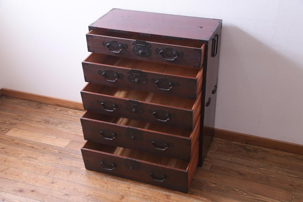 アンティーク家具　明治大正期　前面桐材　巾着金具付き　繊細な職人技が光る貫録のある松本箪笥(衣装箪笥、桐箪笥、桐たんす)