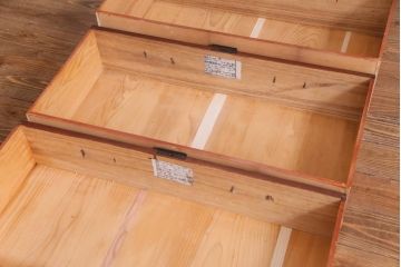 アンティーク家具　明治大正期　前面桐材　巾着金具付き　繊細な職人技が光る貫録のある松本箪笥(衣装箪笥、桐箪笥、桐たんす)