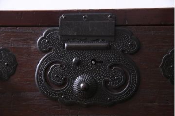 アンティーク家具　明治大正期　前面桐材　巾着金具付き　繊細な職人技が光る貫録のある松本箪笥(衣装箪笥、桐箪笥、桐たんす)