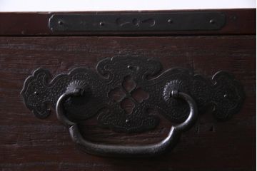 アンティーク家具　明治大正期　前面桐材　巾着金具付き　繊細な職人技が光る貫録のある松本箪笥(衣装箪笥、桐箪笥、桐たんす)