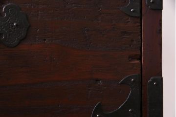 アンティーク家具　明治大正期　前面桐材　巾着金具付き　繊細な職人技が光る貫録のある松本箪笥(衣装箪笥、桐箪笥、桐たんす)