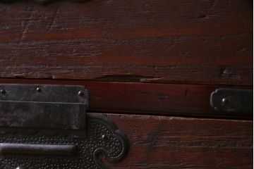 アンティーク家具　明治大正期　前面桐材　巾着金具付き　繊細な職人技が光る貫録のある松本箪笥(衣装箪笥、桐箪笥、桐たんす)