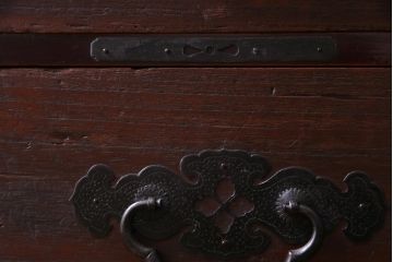 アンティーク家具　明治大正期　前面桐材　巾着金具付き　繊細な職人技が光る貫録のある松本箪笥(衣装箪笥、桐箪笥、桐たんす)