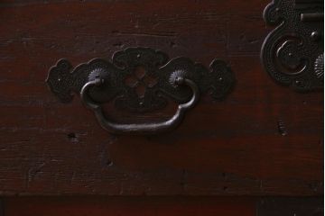 アンティーク家具　明治大正期　前面桐材　巾着金具付き　繊細な職人技が光る貫録のある松本箪笥(衣装箪笥、桐箪笥、桐たんす)