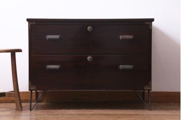 アンティーク家具　昭和初期　漆塗り　ケヤキ材　気品溢れる鉄脚リメイクの箪笥ローボード(リビングボード、衣装箪笥)