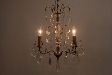 フランスアンティーク　キラキラとした輝きが美しいガラスドロップシャンデリア(3灯、天井照明、吊り下げ照明)