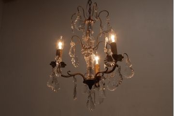 フランスアンティーク　キラキラとした輝きが美しいガラスドロップシャンデリア(3灯、天井照明、吊り下げ照明)