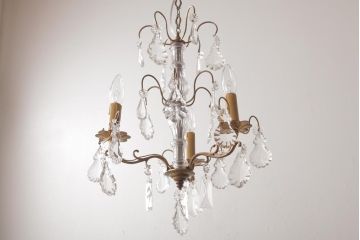 フランスアンティーク　キラキラとした輝きが美しいガラスドロップシャンデリア(3灯、天井照明、吊り下げ照明)