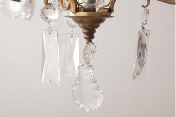 フランスアンティーク　キラキラとした輝きが美しいガラスドロップシャンデリア(3灯、天井照明、吊り下げ照明)