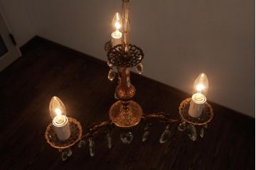 フランスビンテージ　透かし意匠が美しい!きめ細かい装飾のシャンデリア(3灯、天井照明、吊り下げ照明)