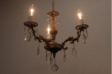 フランスビンテージ　透かし意匠が美しい!きめ細かい装飾のシャンデリア(3灯、天井照明、吊り下げ照明)