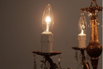 フランスビンテージ　透かし意匠が美しい!きめ細かい装飾のシャンデリア(3灯、天井照明、吊り下げ照明)