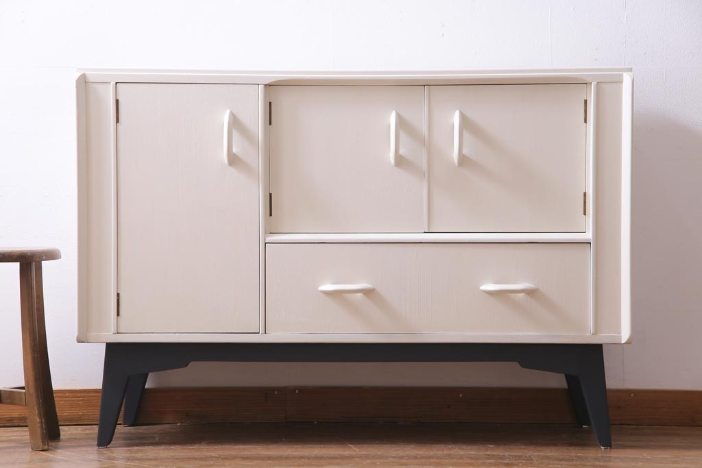 ペイント家具　北欧ビンテージ　G-PLAN(ジープラン)　Brandon(ブランドン)　柔らかな雰囲気漂うレトロモダンなサイドボード(収納棚、戸棚)