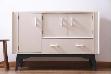 ペイント家具　北欧ビンテージ　G-PLAN(ジープラン)　Brandon(ブランドン)　柔らかな雰囲気漂うレトロモダンなサイドボード(収納棚、戸棚)