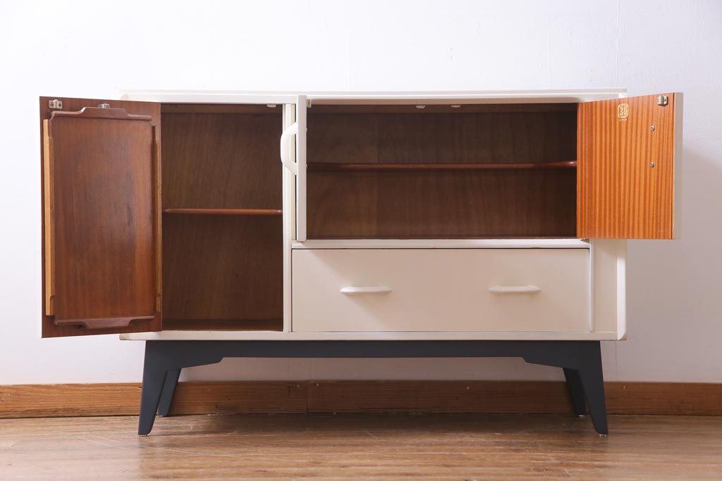 ペイント家具　北欧ビンテージ　G-PLAN(ジープラン)　Brandon(ブランドン)　柔らかな雰囲気漂うレトロモダンなサイドボード(収納棚、戸棚)