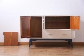 ペイント家具　北欧ビンテージ　G-PLAN(ジープラン)　Brandon(ブランドン)　柔らかな雰囲気漂うレトロモダンなサイドボード(収納棚、戸棚)