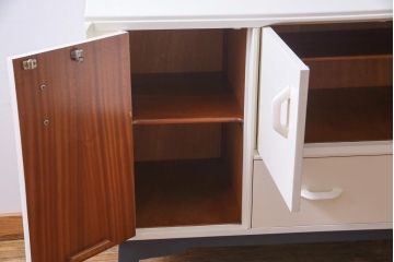 ペイント家具　北欧ビンテージ　G-PLAN(ジープラン)　Brandon(ブランドン)　柔らかな雰囲気漂うレトロモダンなサイドボード(収納棚、戸棚)