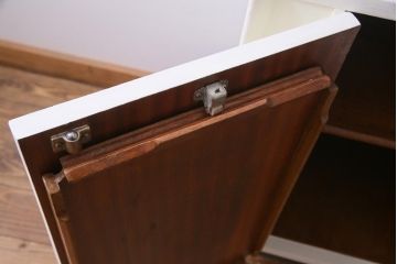 ペイント家具　北欧ビンテージ　G-PLAN(ジープラン)　Brandon(ブランドン)　柔らかな雰囲気漂うレトロモダンなサイドボード(収納棚、戸棚)