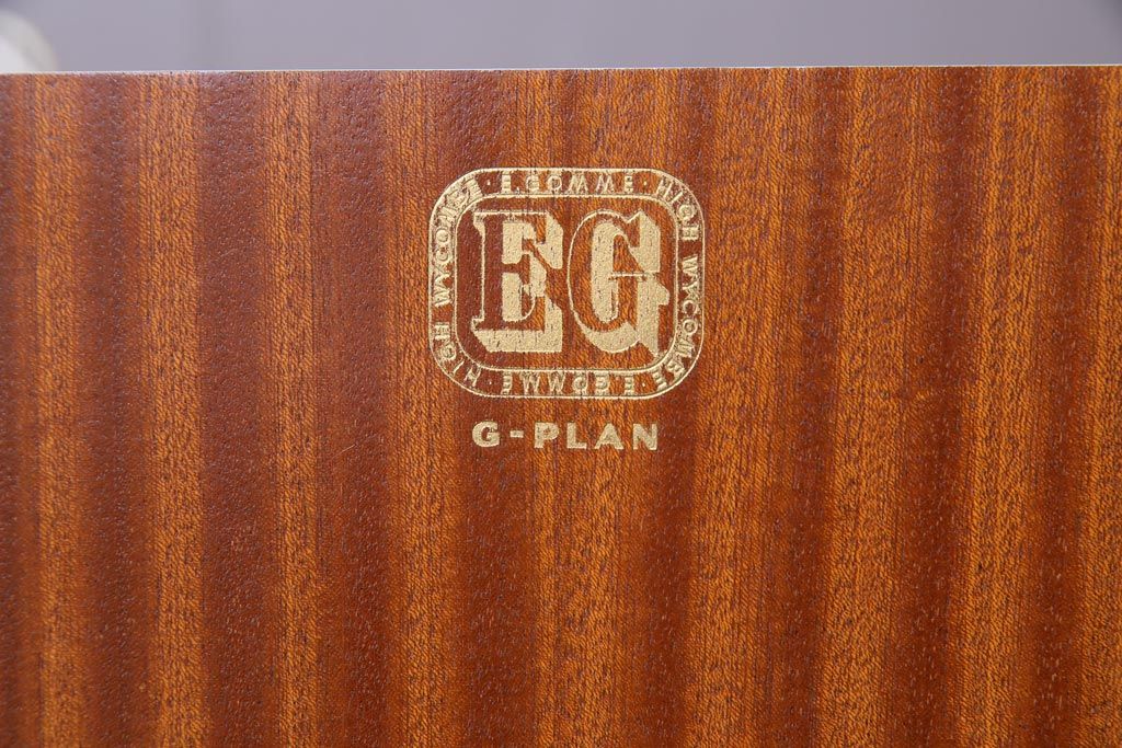 ペイント家具　北欧ビンテージ　G-PLAN(ジープラン)　Brandon(ブランドン)　柔らかな雰囲気漂うレトロモダンなサイドボード(収納棚、戸棚)