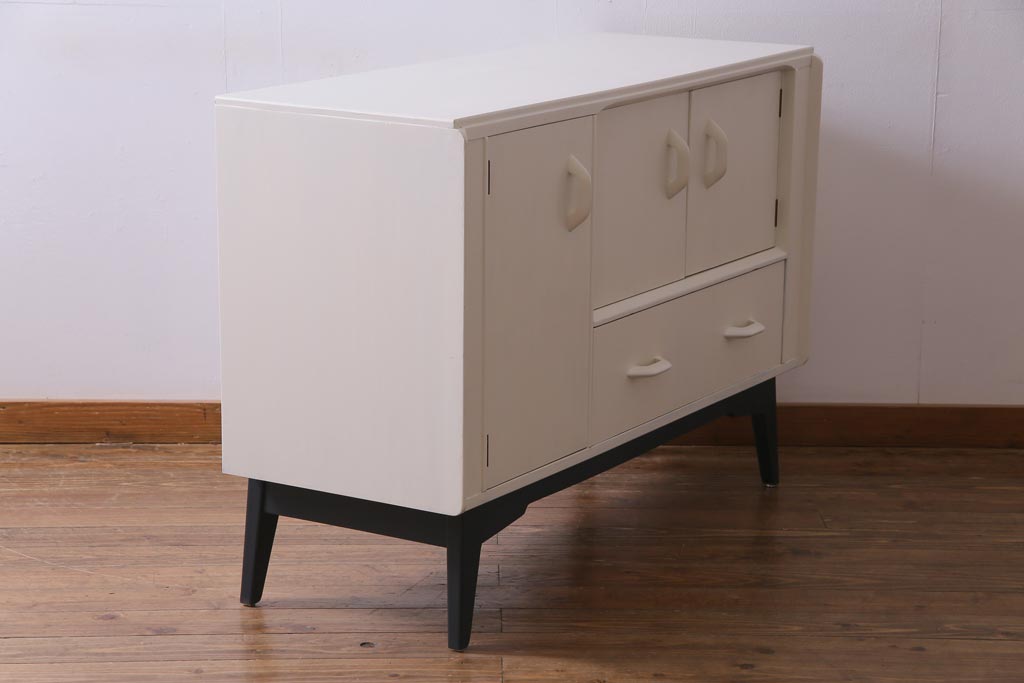 ペイント家具　北欧ビンテージ　G-PLAN(ジープラン)　Brandon(ブランドン)　柔らかな雰囲気漂うレトロモダンなサイドボード(収納棚、戸棚)