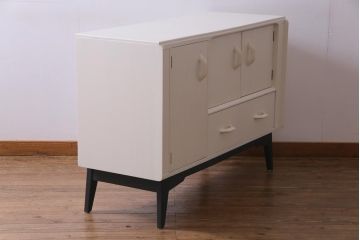 ペイント家具　北欧ビンテージ　G-PLAN(ジープラン)　Brandon(ブランドン)　柔らかな雰囲気漂うレトロモダンなサイドボード(収納棚、戸棚)