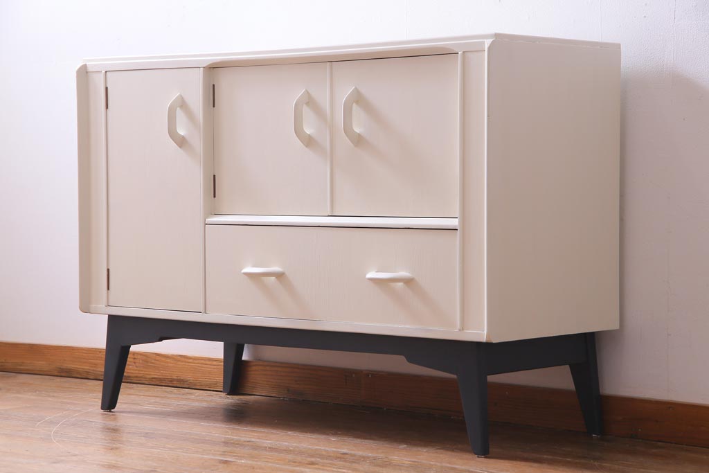 ペイント家具　北欧ビンテージ　G-PLAN(ジープラン)　Brandon(ブランドン)　柔らかな雰囲気漂うレトロモダンなサイドボード(収納棚、戸棚)