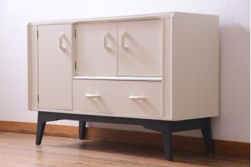 ペイント家具　北欧ビンテージ　G-PLAN(ジープラン)　Brandon(ブランドン)　柔らかな雰囲気漂うレトロモダンなサイドボード(収納棚、戸棚)