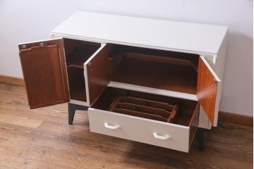 ペイント家具　北欧ビンテージ　G-PLAN(ジープラン)　Brandon(ブランドン)　柔らかな雰囲気漂うレトロモダンなサイドボード(収納棚、戸棚)