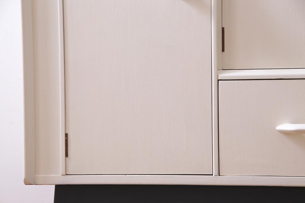 ペイント家具　北欧ビンテージ　G-PLAN(ジープラン)　Brandon(ブランドン)　柔らかな雰囲気漂うレトロモダンなサイドボード(収納棚、戸棚)